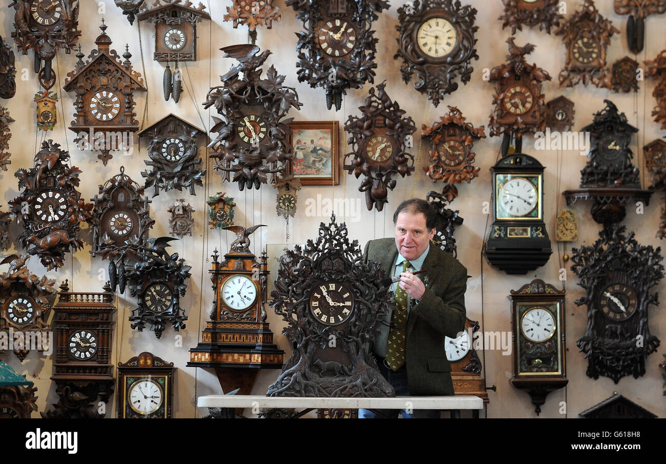 roman-piekarski-commence-a-changer-l-heure-sur-l-une-des-plus-de-600-horloges-couckoo-a-son-musee-cuckoland-a-tabley-cheshire-avant-que-les-horloges-se-mettent-en-avant-le-dimanche-matin-g618h8.jpg