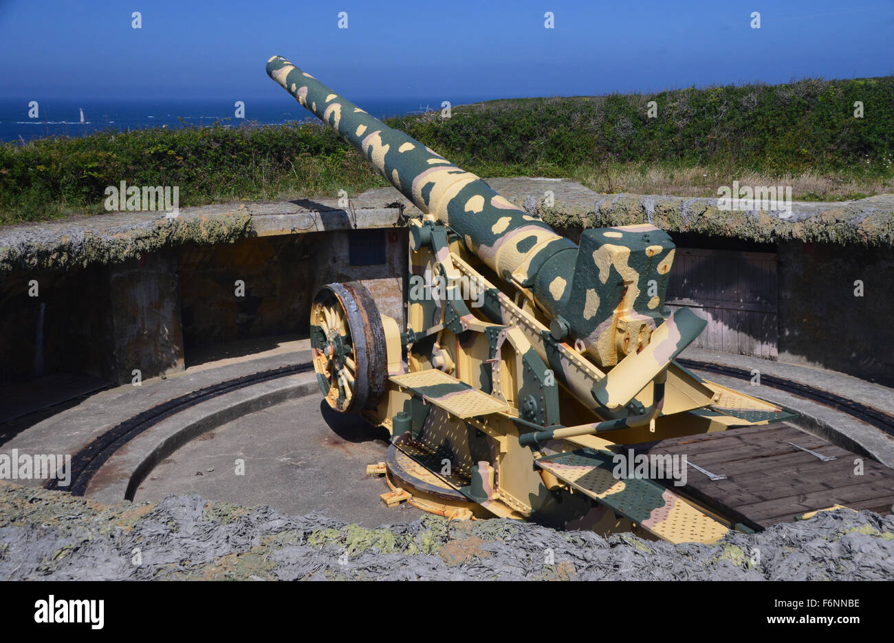 a-l-avant-restaure-batterie-d-artillerie-cotiere-allemande-batterie-dollmann-f6nnbe.jpg